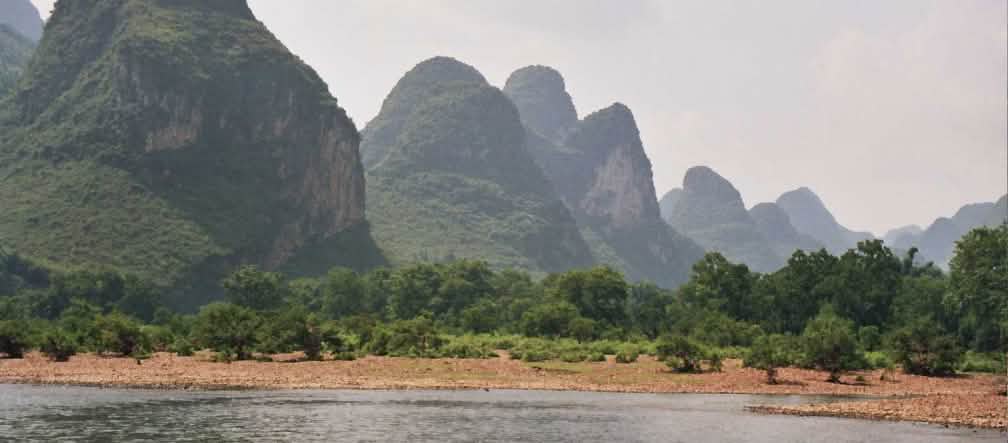 Untuk menambang batu kapur, wilayah karst yang secara ekologis sangat berharga dirusak (Foto: lanskap Karst di Cina) wilayah karst di Cina