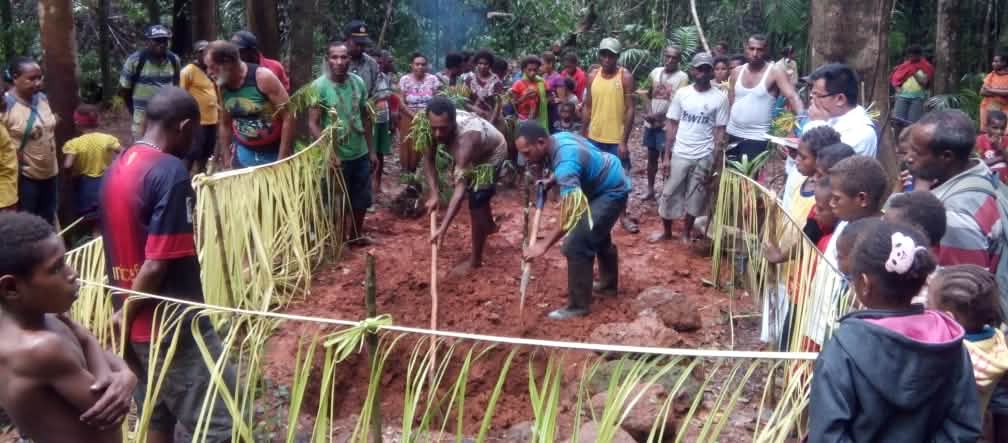Masyarakat Mahuze melakukan acara adat demi pelindungan hutan