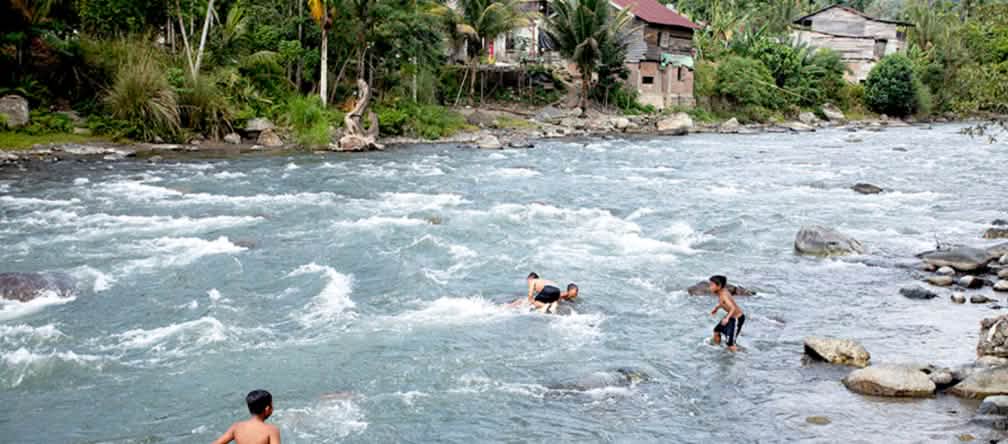 Anak-anak mandi di Sungai Meureubo