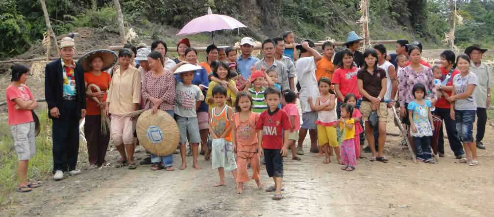 Pohon raksasa di Borneo dan Sumatra jangan sampai jadi kayu lapis untuk Jepang. aksi protes masyarakat adat Penan di Sarawak