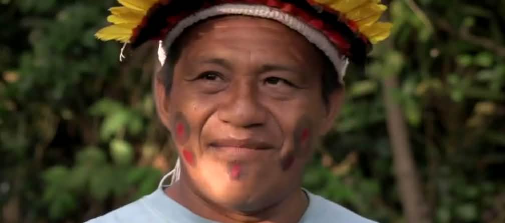 Foto wajah Sarapo Kaapor - seorang masyarakat adat - dengan hiasan kepala bulu