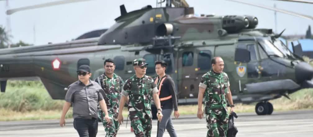 tiga anggota TNI dan dua laki sivil didepan helikopter