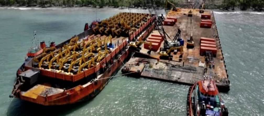kapal dengan excavator