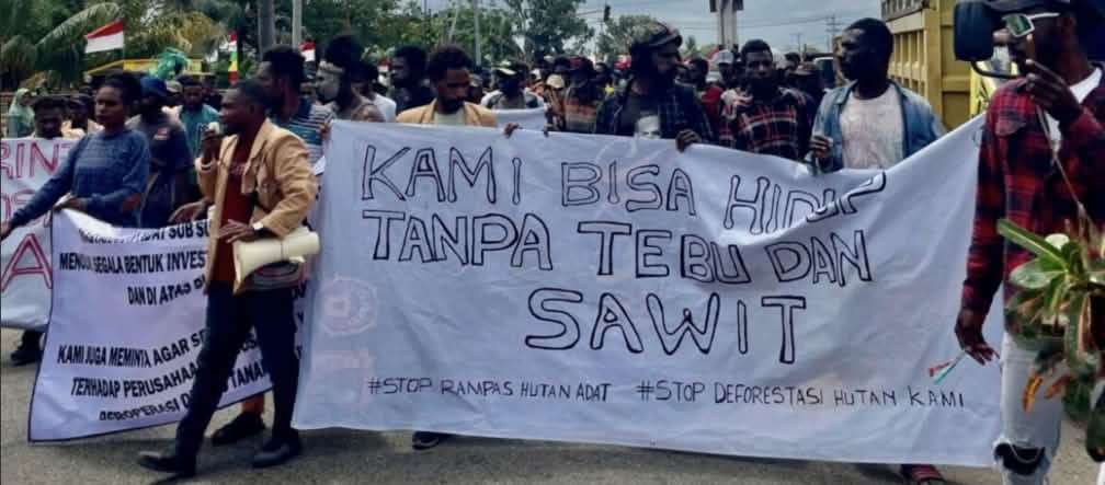 Spanduk "Kami bisa hidup tanpa tebu dan sawit"