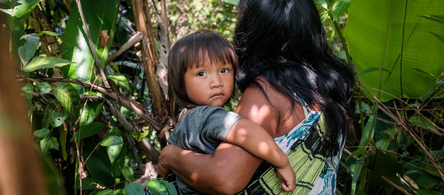 perempuan Kaapor di hutan Amazon di Brasil