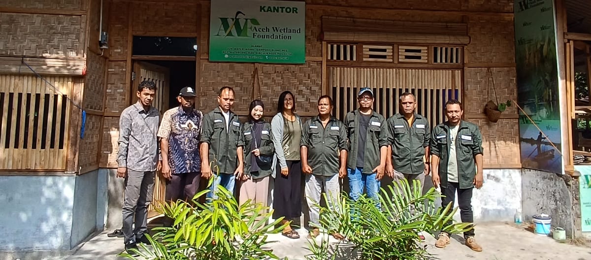 Foto bersama Team AWF didepan kantor yang dibuat dari rotan dan bambu