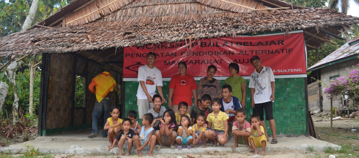 anak-anak didepan sekolah alternatif