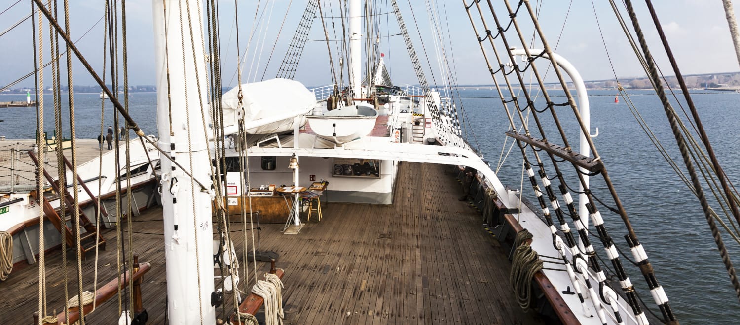 Kapal Gorch Fock dengan kayu tropis