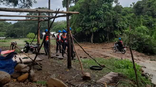 Sebuah barikade dibongkar