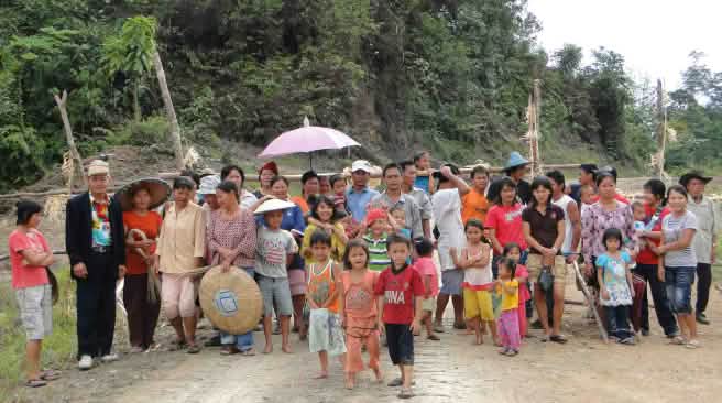 Pohon raksasa di Borneo dan Sumatra jangan sampai jadi kayu lapis untuk Jepang. aksi protes masyarakat adat Penan di Sarawak