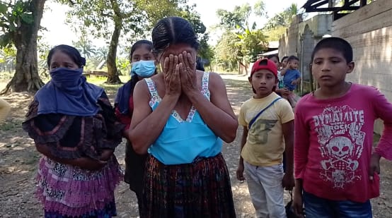 Beberapa perempuan dan anak-anak Maya menangis dan trauma
