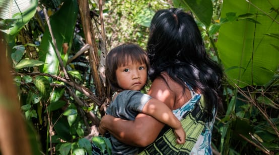 perempuan Kaapor di hutan Amazon di Brasil