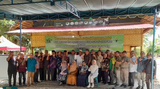 Foto bersama usai penandatangan aturan adat tentang perlindungan Paya Nie sebagai habitat konservasi burung air.