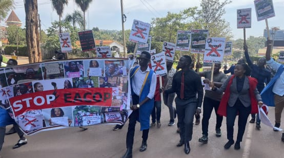 Demonstrasi mahasiswa di Uganda menentang jalur pipa EACOP