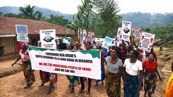 Masyarakat adat Ekuri berdemonstrasi menentang pembangunan jalan tol