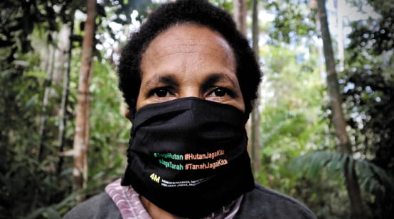 Mama Papua dengan pelindung mulut
