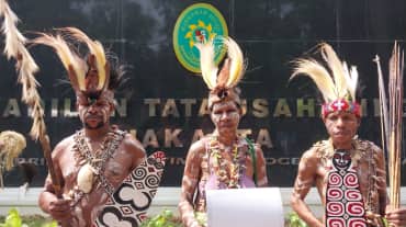 tiga masyarakat adat dengan pakaian tradisional