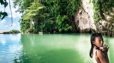 Gadis di salah satu teluk di pulau Sulawesi