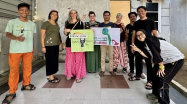 9 aktivis dengan spanduk "Salva la Selva" dan "Yes to Life, No to Mining"