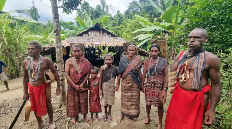Masyarakat adat Moi Kelim di Papua dengan bangga mengenakan kain Timor Masyarakat adat Moi Kelim dengan kain Timor
