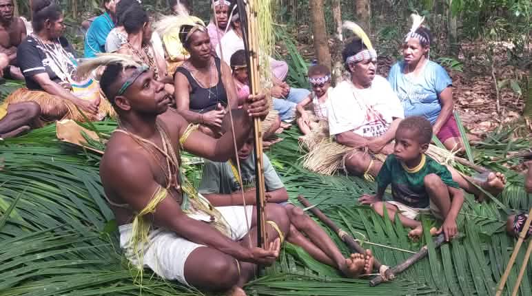 Upacara ritual suku Marind untuk melindungi hutannya kelompok masyarakat Wambon duduk diatas daun kelapa