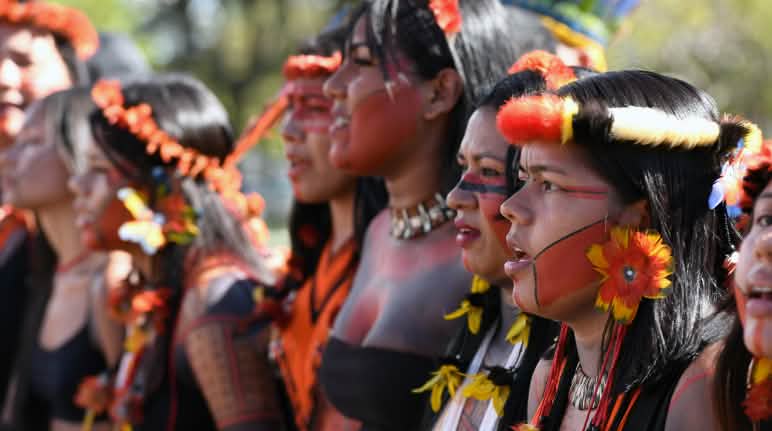 Perempuan dengan hiasan bulu burung Masyarakat adat perempuan dengan hiasan bulu burung