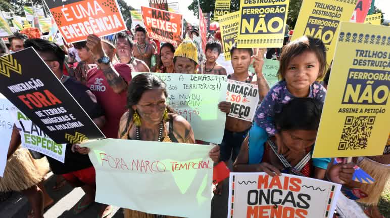Aksi protes masyarakat adat di Kamp Tanah Bebas di Brasilia 2024 Protes warga masyarakat adat dengan berbagai poster
