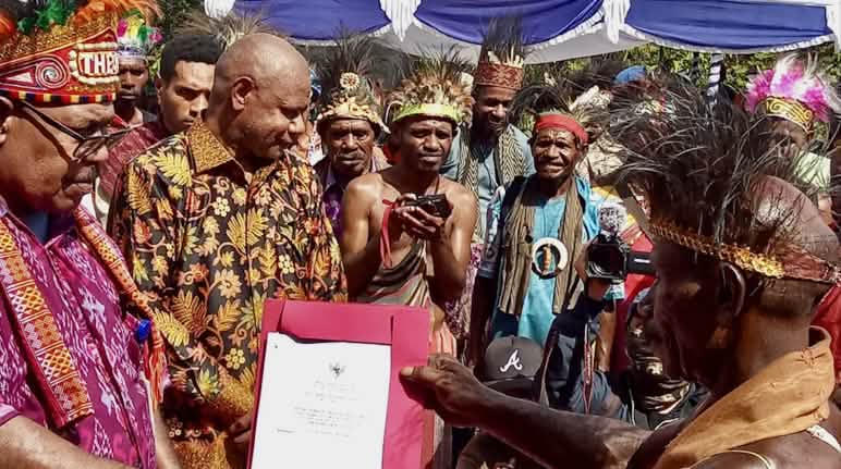 Suku Afysa menerima pengakuan SK Pengakuan dan Perlindungan dan Penghormatan Hak Masyarakat Adat dan Wilayah Adat kelompok suku Afsya menerima pengakuan SK Pengakuan Perlindungan dan Penghormatan Hak Masyarakat Hukum Adat dan Wilayah Adat
