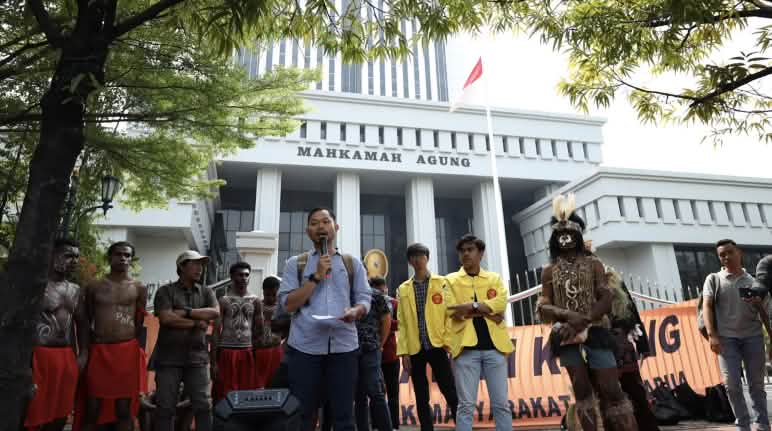 Solidaritas dengan masyarakat adat Papua yang dirampas tanahnya beberapa orang aksi didepan Mahmakah Agung