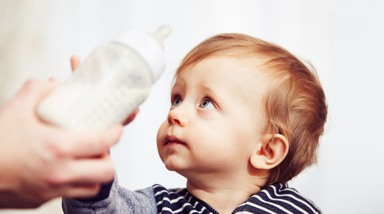 Anak balita menolak botol susu