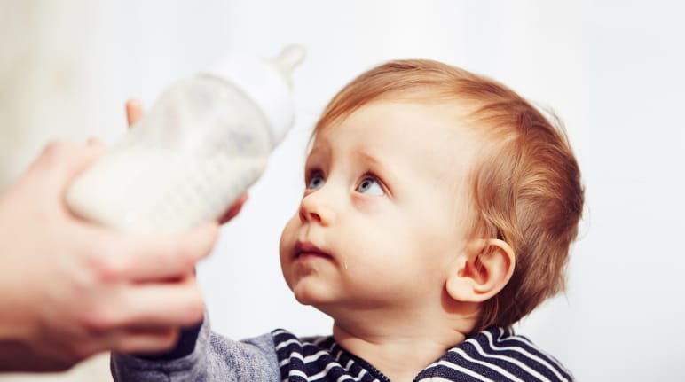 Anak balita menolak botol susu