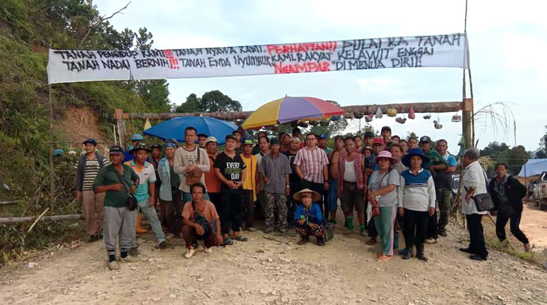 Masyarakat adat Iban membuat blokade jalanan