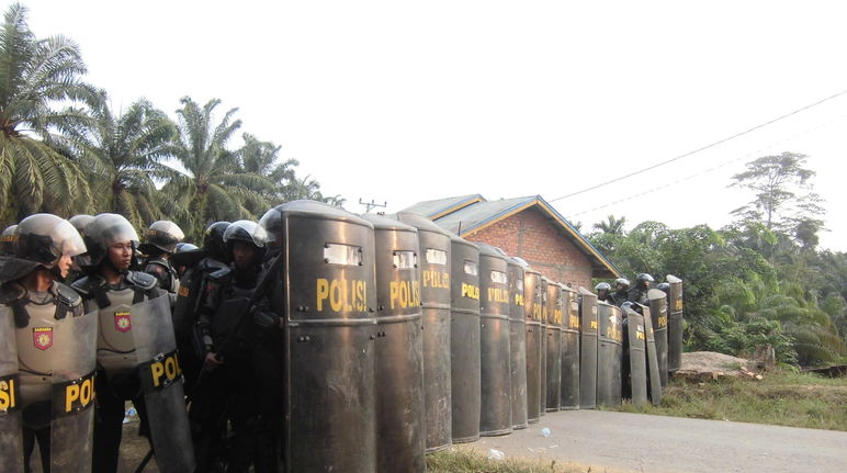 polisi melindungi sawit di Jambi