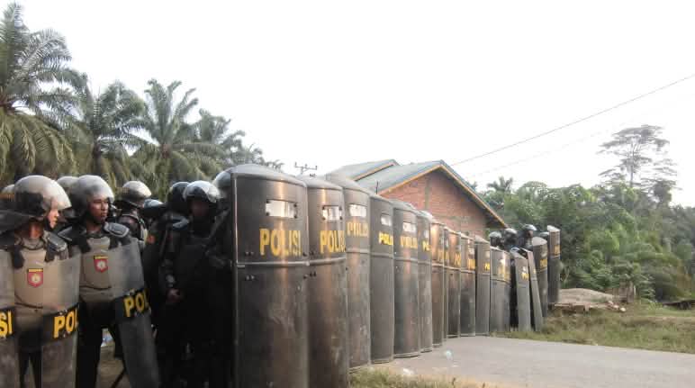 Siapa yang mengganggu ketenangan dan ketertiban di negara? Masyarakat adat atau kebun sawit? polisi melindungi sawit di Jambi