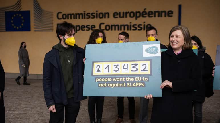 Komisaris UE Věra Jourová (kanan) menerima langsung petisi Komisaris UE Věra Jourová (kanan) menerima langsung petisi