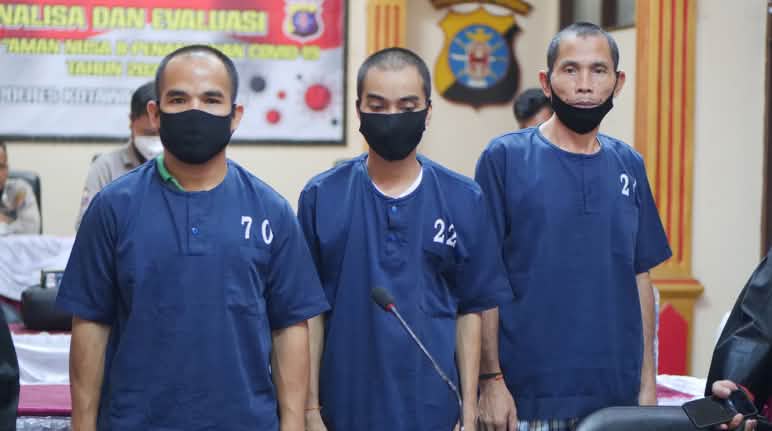 Para pencinta lingkungan dan petani dikriminalisasi ketika mereka berjuang melawan perampasan tanah Dilik, Hermanus dan James Watt dikriminalisasi sesudah berjuang hak atas tanah dan keadilan