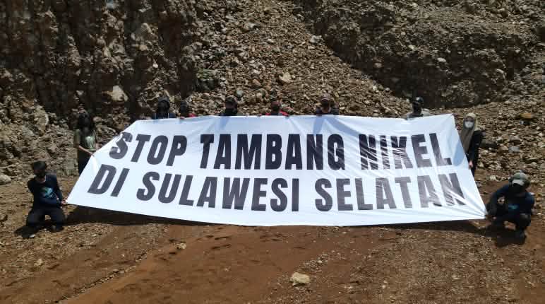 Aksi protes pelindung lingkungan dari WALHI Sulsel transparen Walhi Sulsel di areal pertambangan PT Vale Indonesia