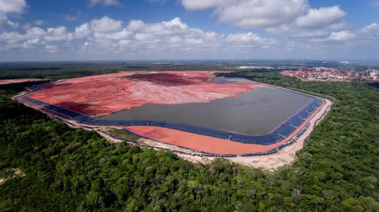 Foto tempat pembuangan lumpur merah yang beracun dari perusahaan Hydro Alunorte di hutan hujan Amazon Foto tempat pembuangan lumpur merah yang beracun dari perusahaan Hydro Alunorte di hutan hujan Amazon