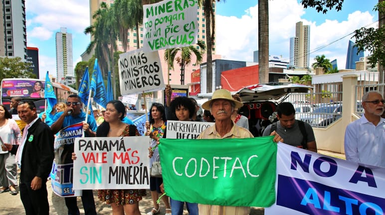 Masyarakat di ibukota Panama City dengan membawa spanduk berprotes menentang pertambangan