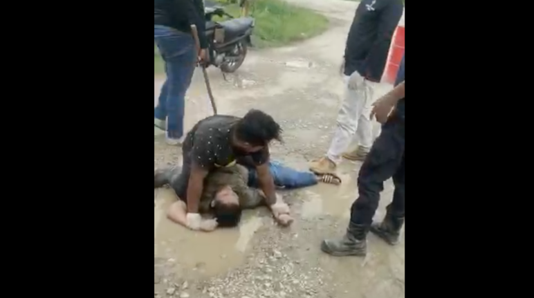 Kejadian dari video: dibelakang korban berdiri salah seorang pelaku dengan tongkat pukul Korban yang dipukuli oleh petugas perusahaan sawit di Sarawak