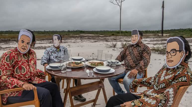 Ganjar Pranowo, Joko Widodo, Prabowo Subianto, Anies Baswedan sedang menunggu panen untuk memberi makan dunia empat laki-laki di meja makan ditengah Kalimantan yang gundul