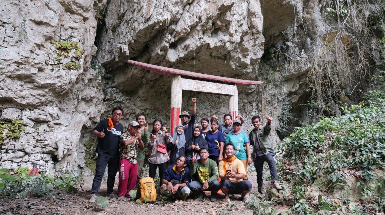Batu ini adalah tempat suci para leluhur Tempat suci para leluhur masyarakat Dayak