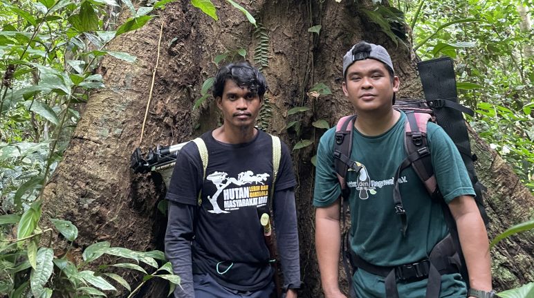 M Habibi (kiri) dan Jahrul / Save our Borneo M Habibi (kiri) dan Jahrul (Save our Borneo) didepan pohon besar