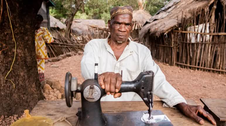 Desa lama Hamdallaye harus menyerah pada pertambangan bauksit Sangaredi tukang jahit die Hamdallaye, Guinea, IUP Sangaredi Bauksit