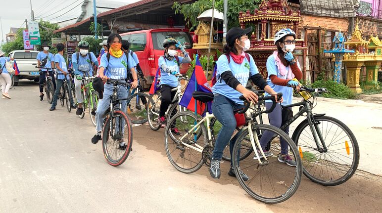 8 aktivis muda memulai aksi unjuk rasa di jalan dengan sepeda