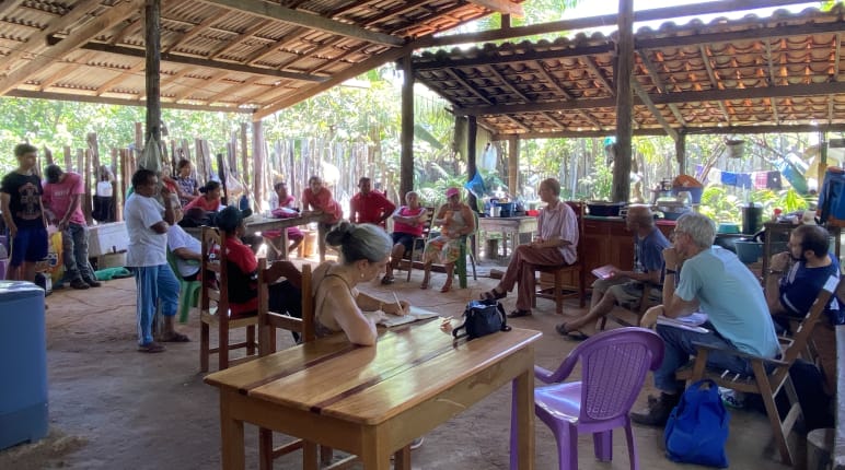 Wakil dari Selamatkan Hutan Hujan bersama CIMI, FASE dan WRM mengunjungi warga oleh karena situasi HAM di lembah Acará, Pará, Brasil