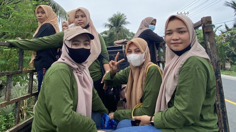 Koalisi perempuan sedang menuju wilayah pertambangan Koalisi perempuan sedang menuju wilayah pertambangan