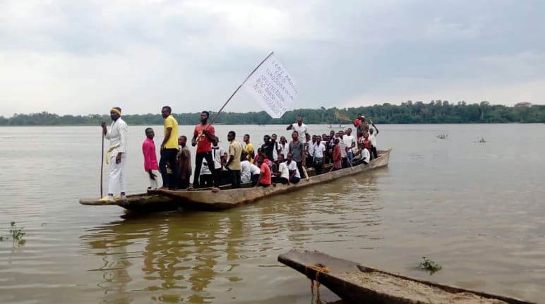 Masyarakat berdemonstrasi di atas perahu menentang pencemaran sungai Aruwimi