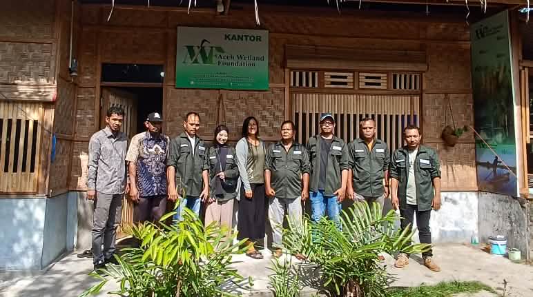 Staf Aceh Wetland Forum dan ahli biologi RdR di depan kantor AWF yang terbuat dari rotan dan bambu Foto bersama Team AWF didepan kantor yang dibuat dari rotan dan bambu