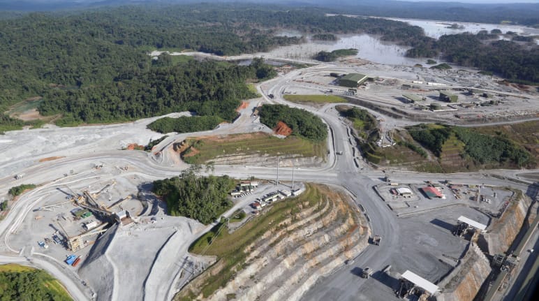 Foto udara lokasi pertambangan tembaga yang menebang hutan hujan